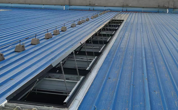 某城市大型商业综合体中庭阎良排烟窗工程