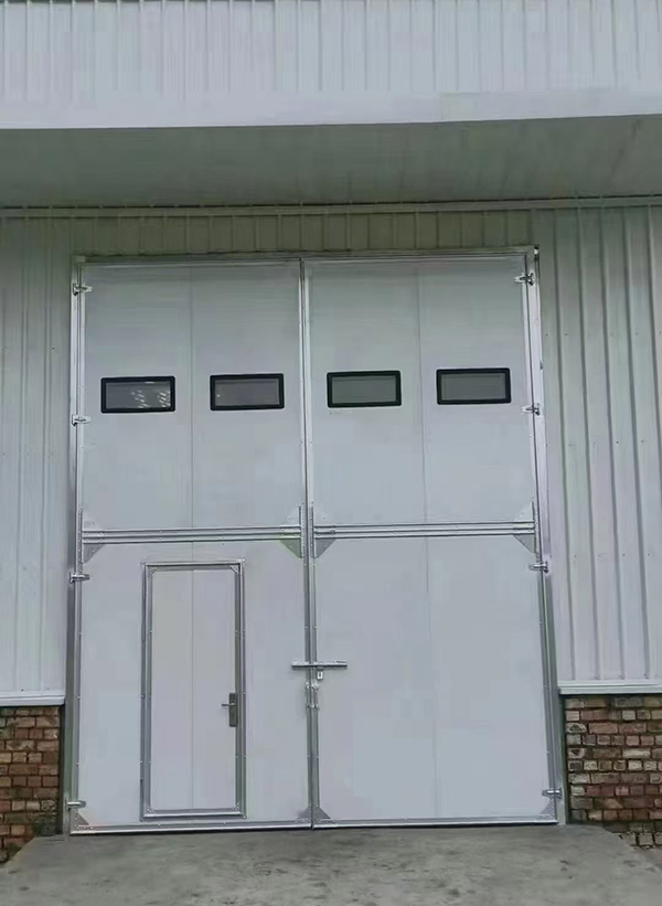 阎良工业门在设备装配车间出入口的实施记录